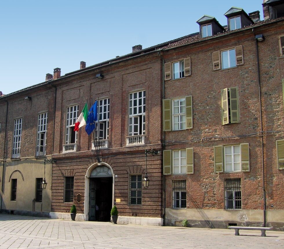Facciata di Palazzo Chiablese con il portone d'ingresso e le bandiere